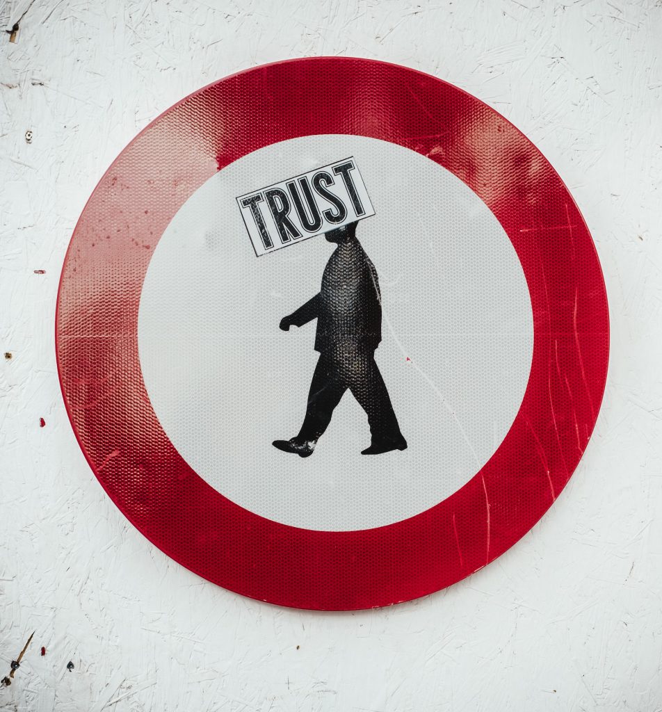 Una señal en la calle con la palabra Trust