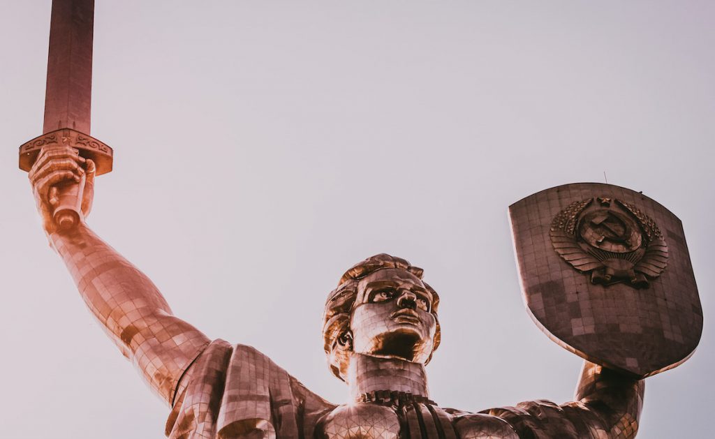 Una estatua con espada y escudo