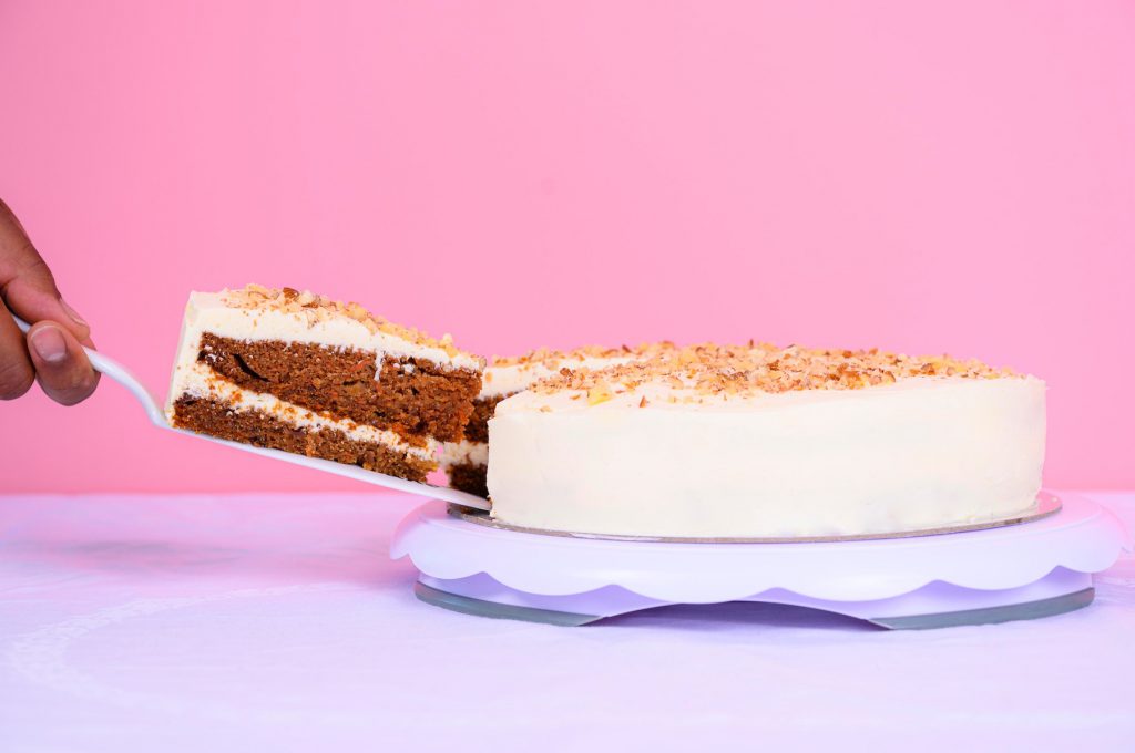 Una fetta di torta che viene presa